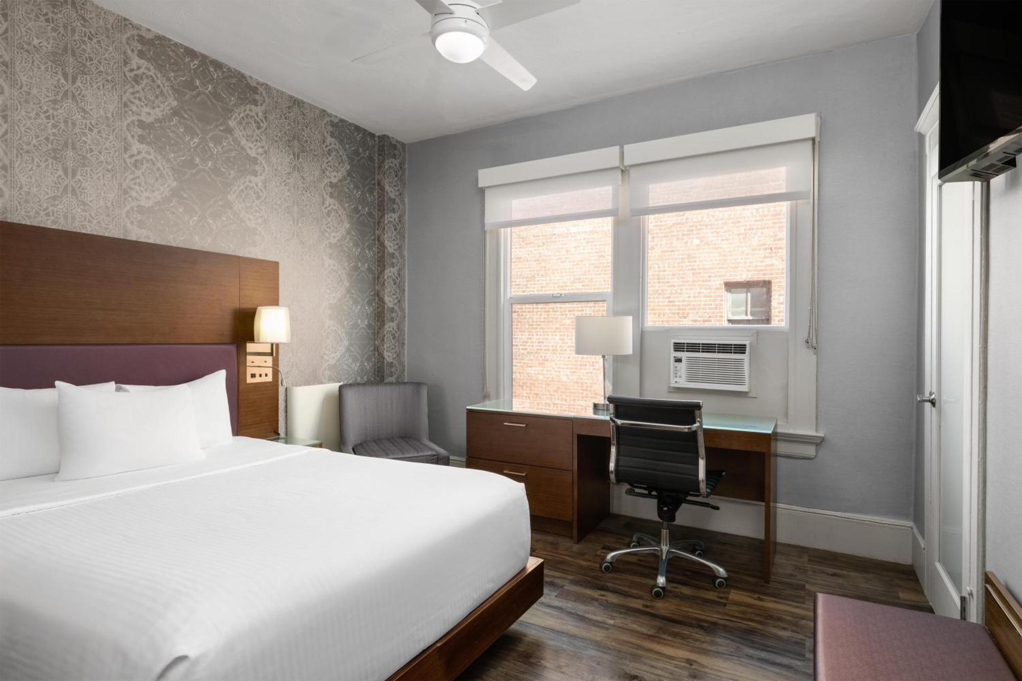 Deluxe Queen Room